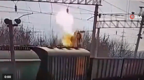 Tren vagonları üzerindeki korkunç ölüm kamerada!