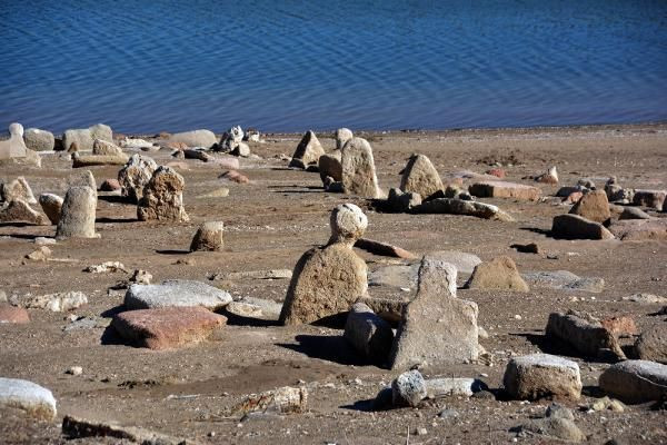 Baraj suları çekilince gün yüzüne çıktı