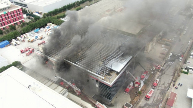 İstanbul'da fabrikada korkutan yangın - Resim : 1