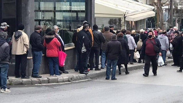 Yunanistan'da bedava yemek için metrelerce kuyruk oluştu