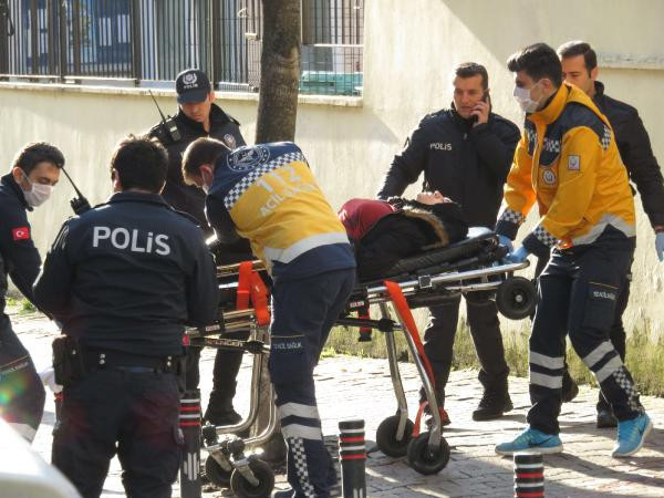 Ümraniye'de silahlı bir kişi bir kadını silahla vurduktan sonra intihar etti. Seken mermilerden biri de yoldan geçen bir kişiye isabet etti. ile ilgili görsel sonucu