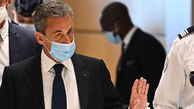 Sarkozy'ye 3 yıl hapis cezası