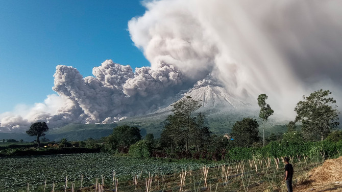 Sinabung Yanardağı'nda büyük patlama