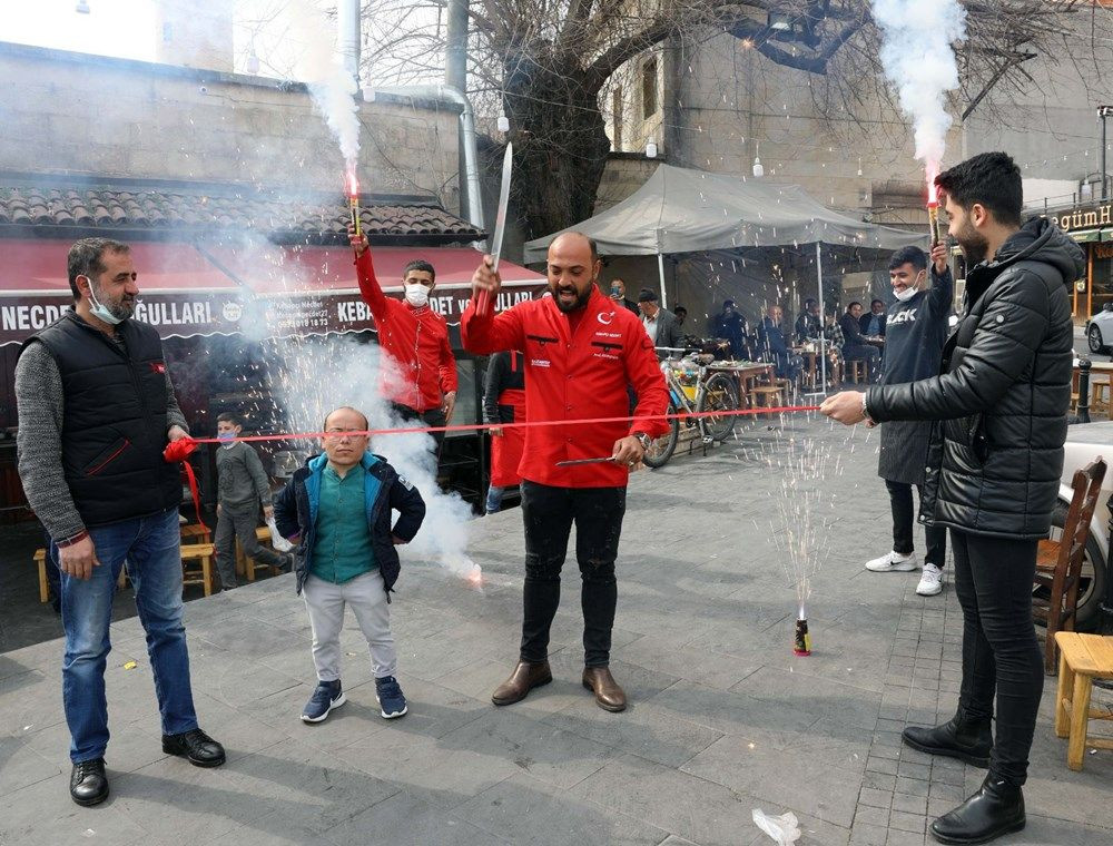 Kebapçılarda normalleşme coşkusu! Davul zurnayla karşıladılar - Resim: 4