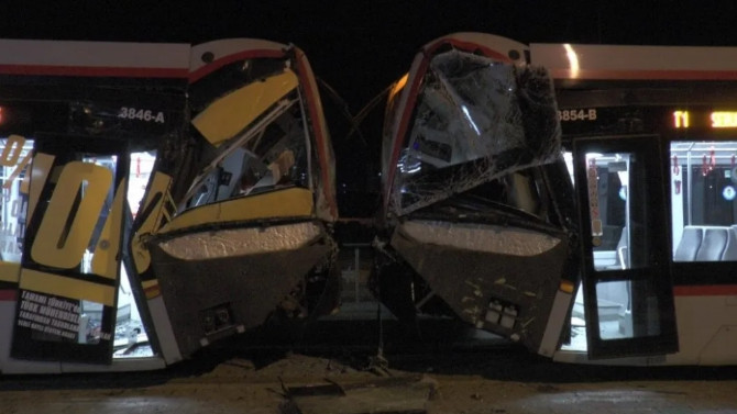 Tramvaylar kafa kafaya çarpıştı: Yaralılar var