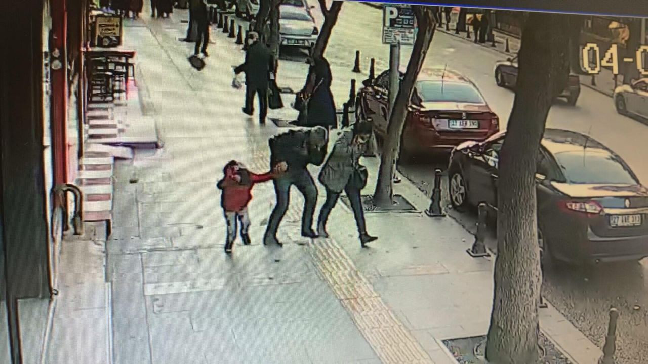 Binadan kopan taş parçaları çocuğun başına düştü - Resim: 2
