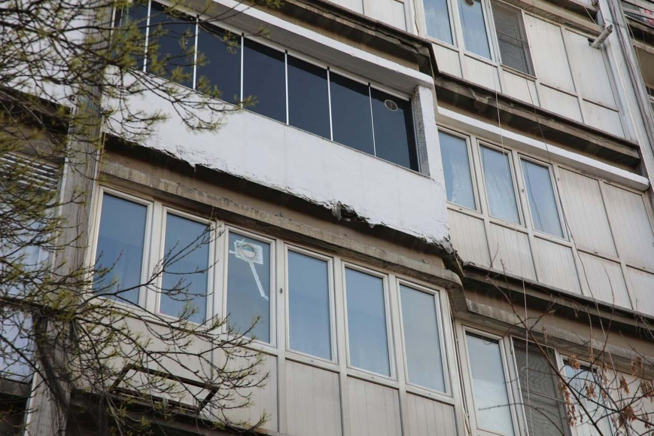 Binadan kopan taş parçaları çocuğun başına düştü - Resim: 1