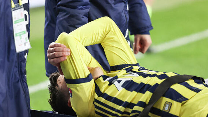 Fenerbahçe'ye Mesut Özil şoku! Ayak bileği döndü