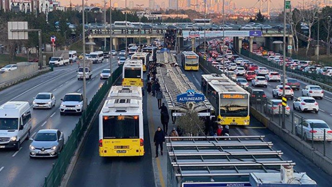 İstanbul’da toplu taşımadaki yaş sınırlaması kaldırıldı!