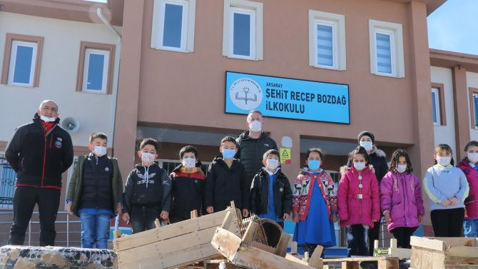 Aksaray'da öğrenciler çöplerden kütüphane yaptılar