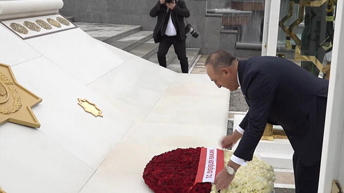 Bakan Çavuşoğlu, Türkmenistan Bağımsızlık Anıtı'nı ziyaret etti