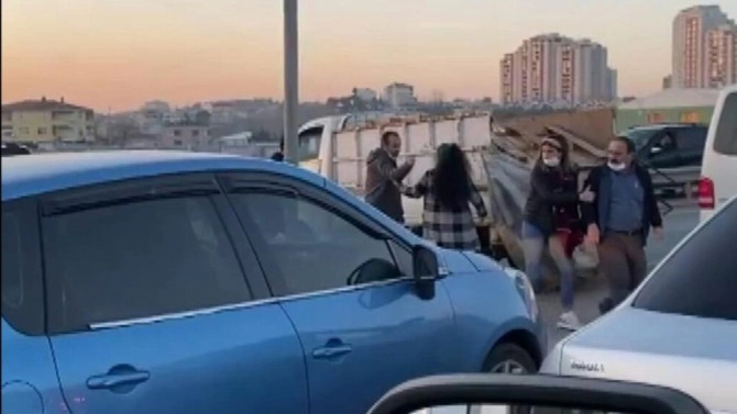 İstanbul'da yol verme kavgası kamerada