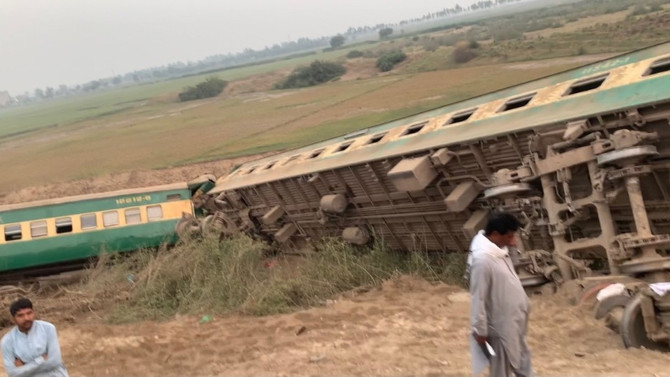 Pakistan'da tren kazası: Ölü ve yaralılar var