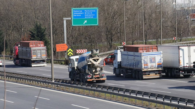 TEM'de TIR kazası kilometrelerce araç kuyruğu oluşturdu