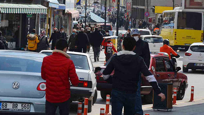 ''Kırmızı'' ilde sokaklar tıklım tıklım!
