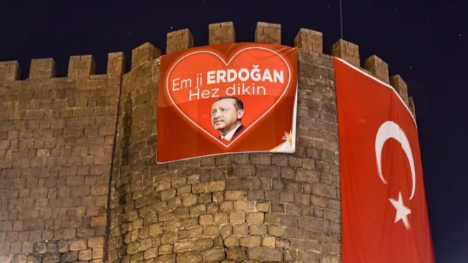 Tarihi kalede Kürtçe ''Erdoğan'ı seviyoruz'' pankartı