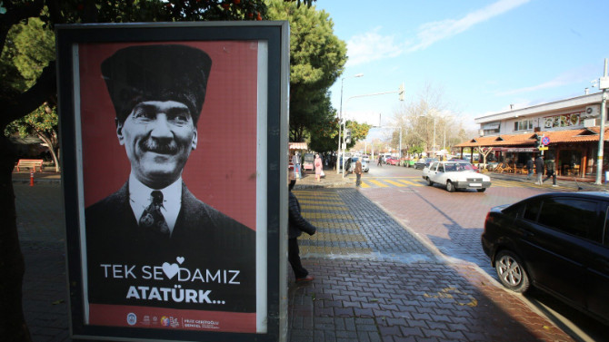 ''Love Erdoğan'' gitti, ''Tek Sevdamız Atatürk'' geldi