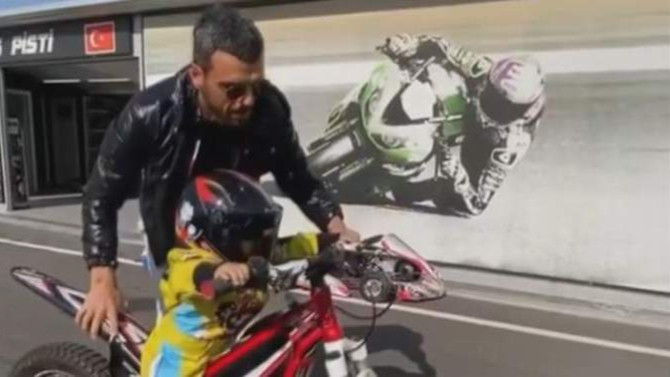 Sofuoğlu'nun 1,5 yaşındaki çocuğu motosiklet kullandı, ortalık karıştı!