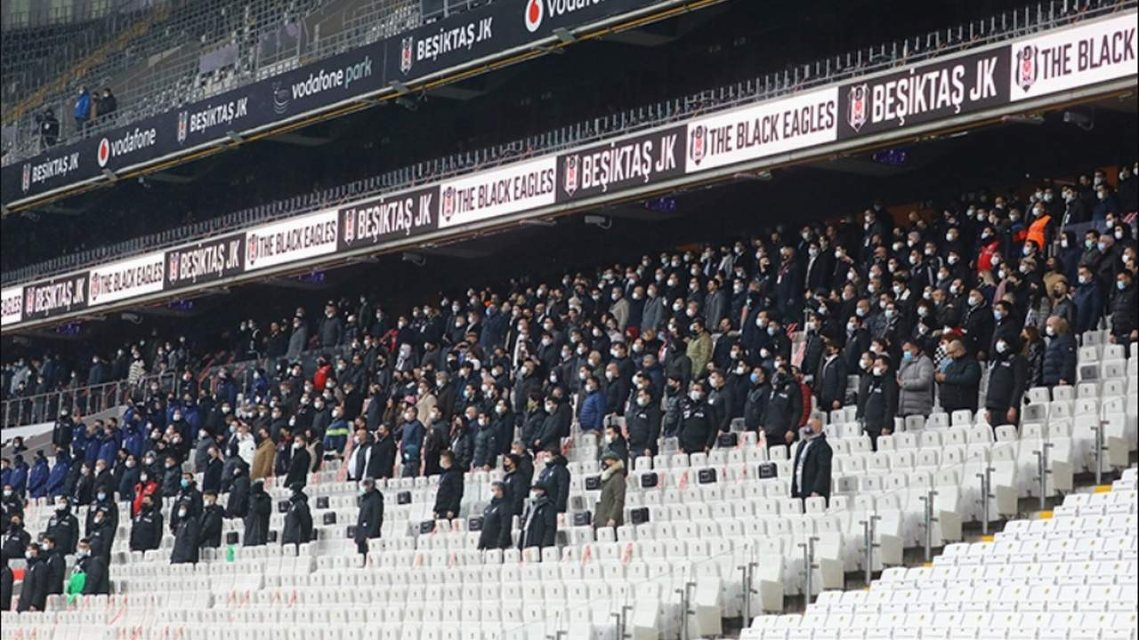 Beşiktaş - Fenerbahçe derbisinde tribünlerdeki kalabalık tepki çekti