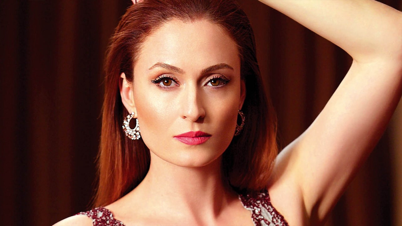 Ceyda Düvenci'den ''dövmeme bakın'' pozu