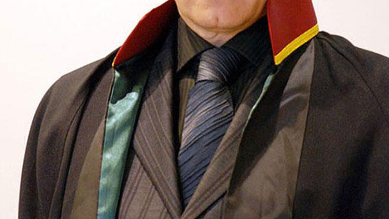 Emekli hakimi dolandırıp kızlarına cinsel saldırıda bulundu!