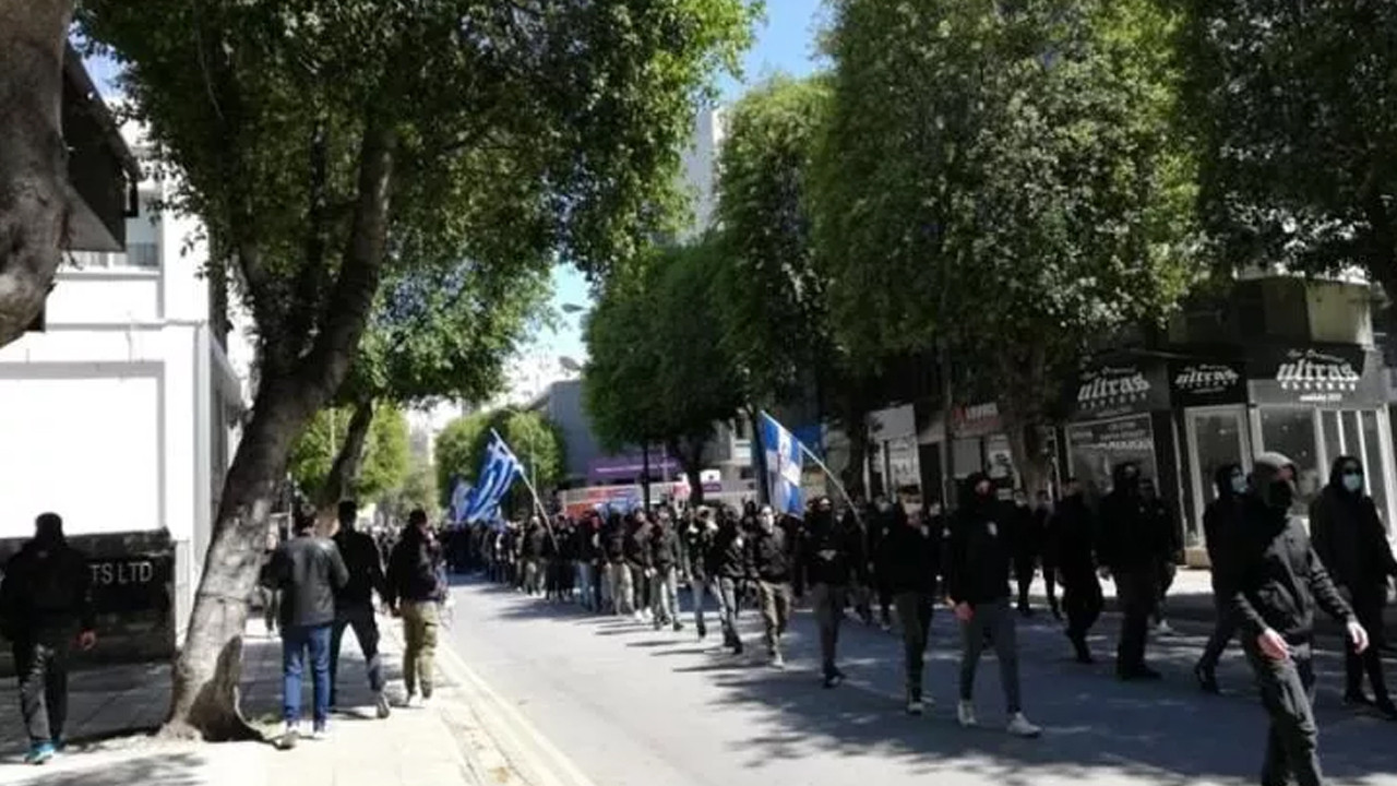 Camiye ''haç'' çizip, ''Türklere ölüm'' tehditleri yazıldı