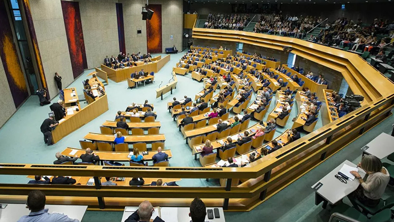 Hollanda Parlamentosu'nda bomba tehdidi