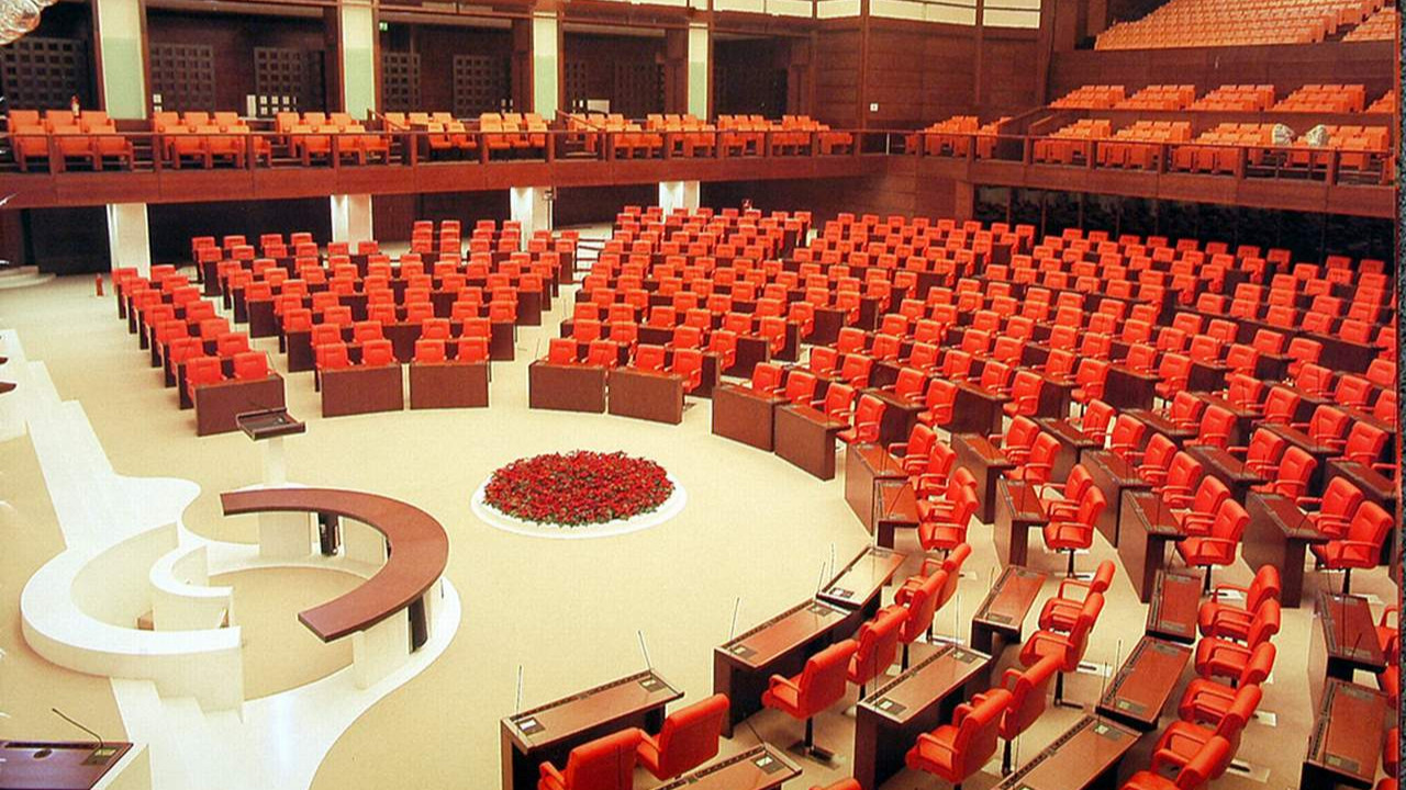 AK Parti'den ''Meclis'te muhalefet konuşmasın'' yasa teklifi