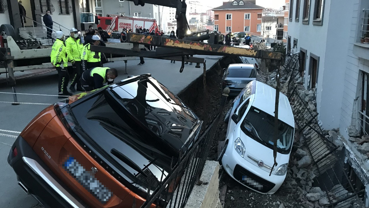İstanbul'da korkutan anlar! Çukur 4 aracı yuttu