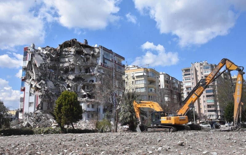 İzmir’de hırsızlar hasarlı evlere dadandı