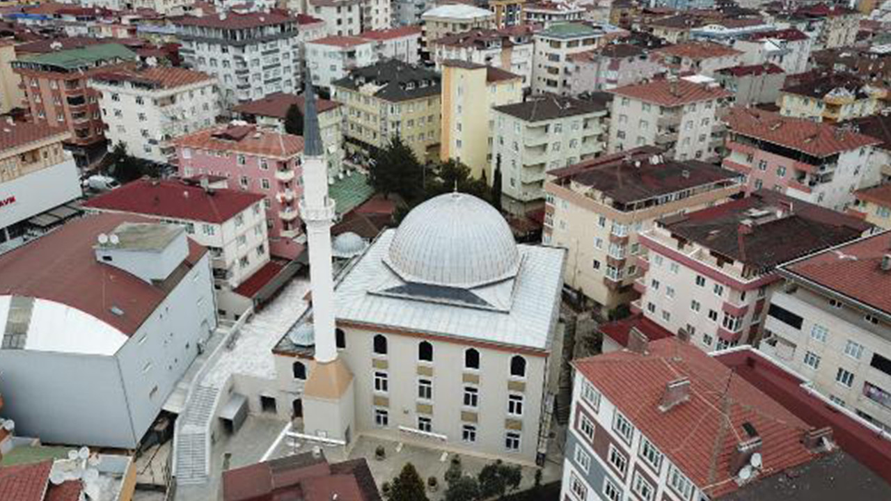 İstanbul'da camiden müzik yayını skandalı