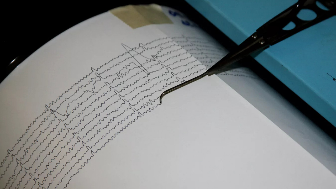 Endonezya'da 6,2 büyüklüğünde deprem