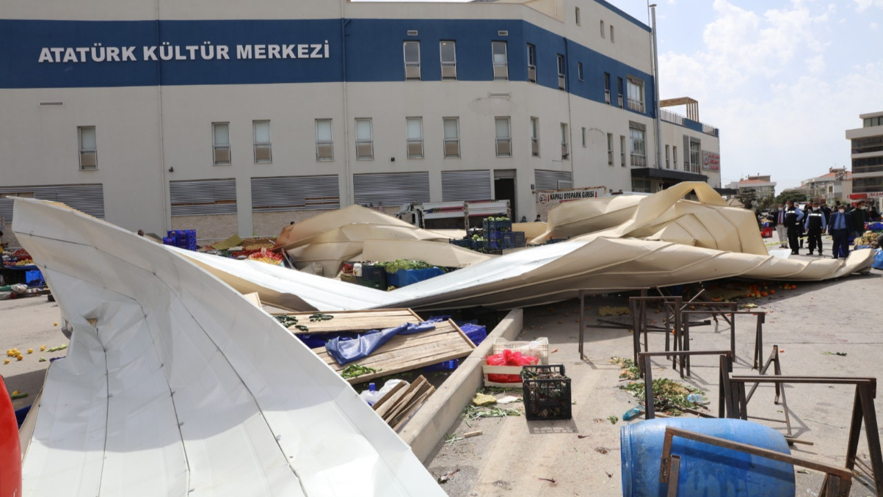İzmir'de fırtına yıktı geçti! Yaralılar var