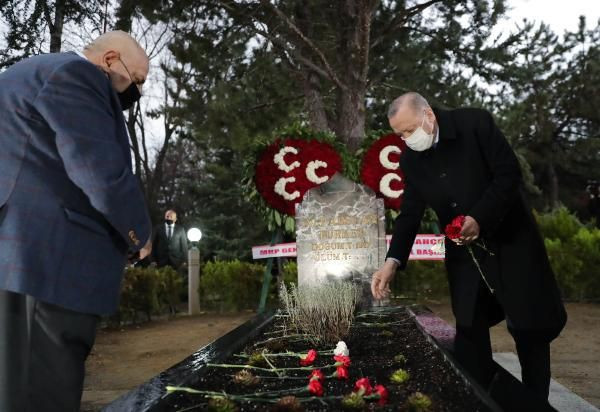 Erdoğan, Türkeş'in mezarını ziyaret etti
