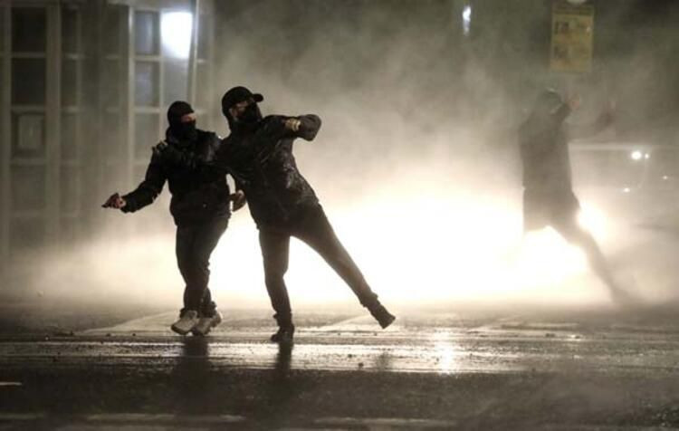 Kuzey İrlanda savaş alanına döndü!! Göstericilere polis müdahalesi - Resim: 4