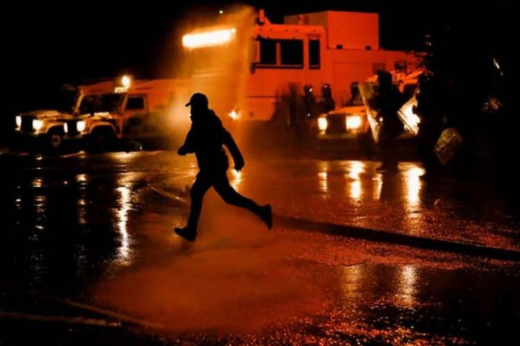 Kuzey İrlanda savaş alanına döndü!! Göstericilere polis müdahalesi - Resim: 3