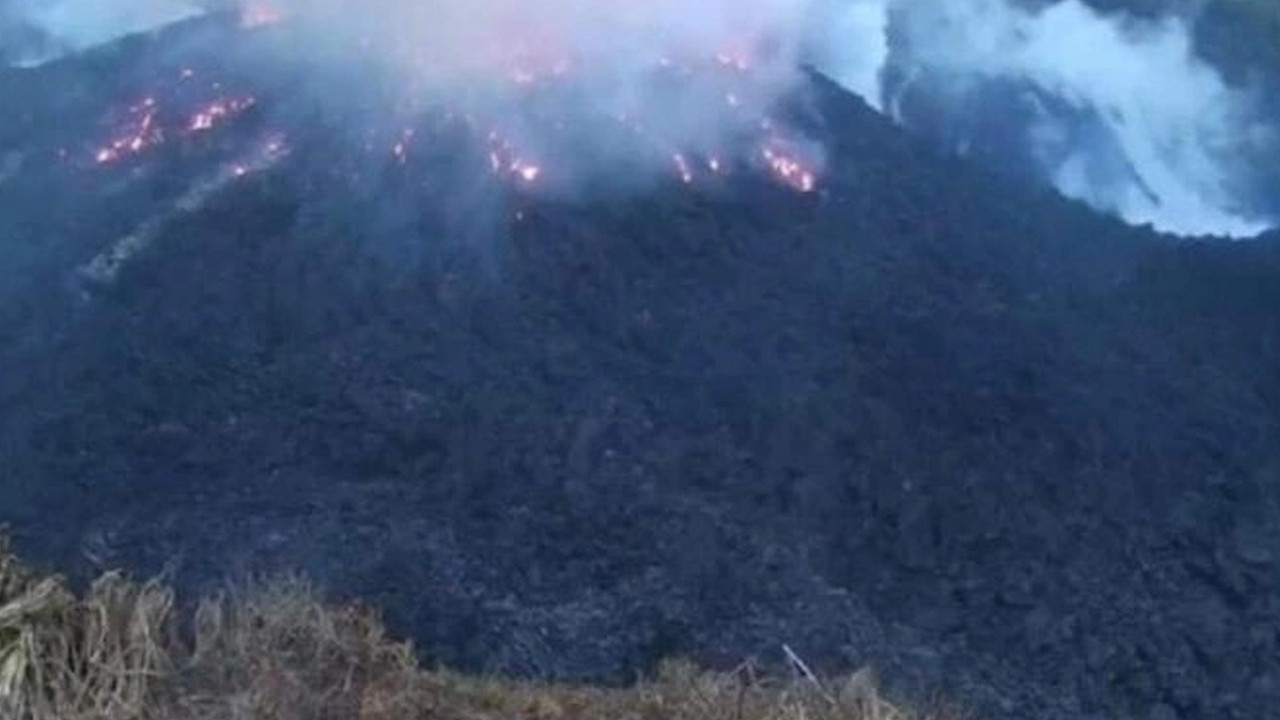 Karayipler'de yanardağ adeta ''kükredi''