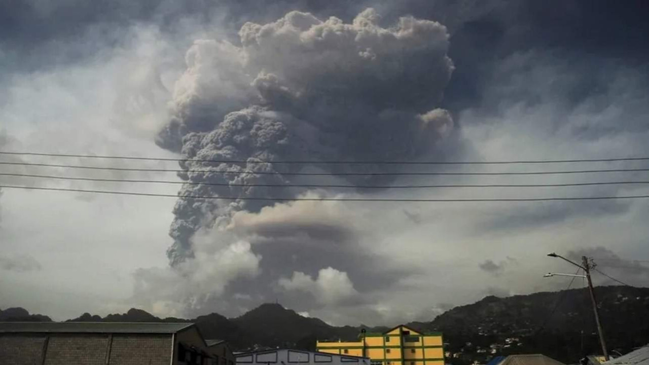 Karayipler'de yanardağ patladı! Patlama anı kamerada