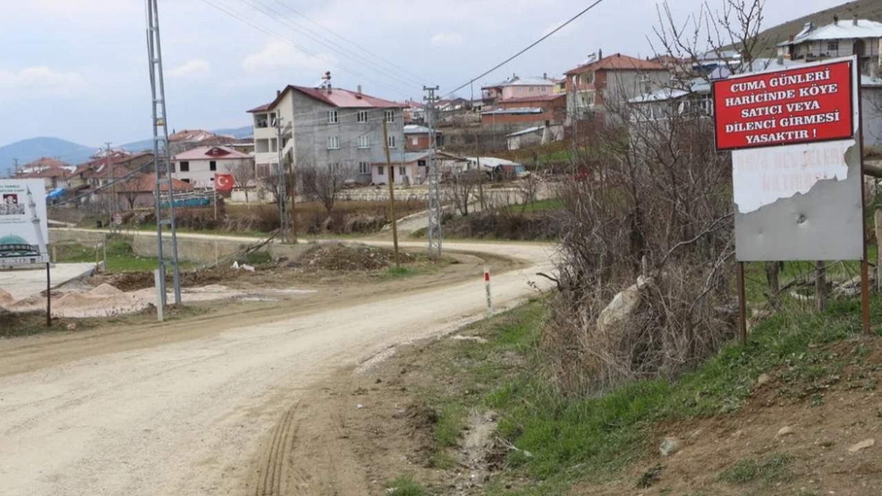 Köyün girişindeki bu uyarı şaşırtıyor