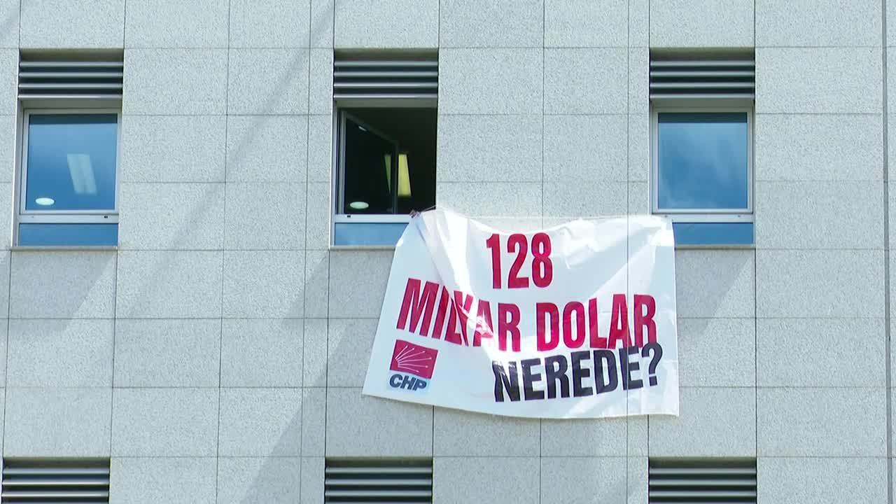 CHP'li milletvekili ''128 milyar dolar nerede'' afişini TBMM'ye astı!