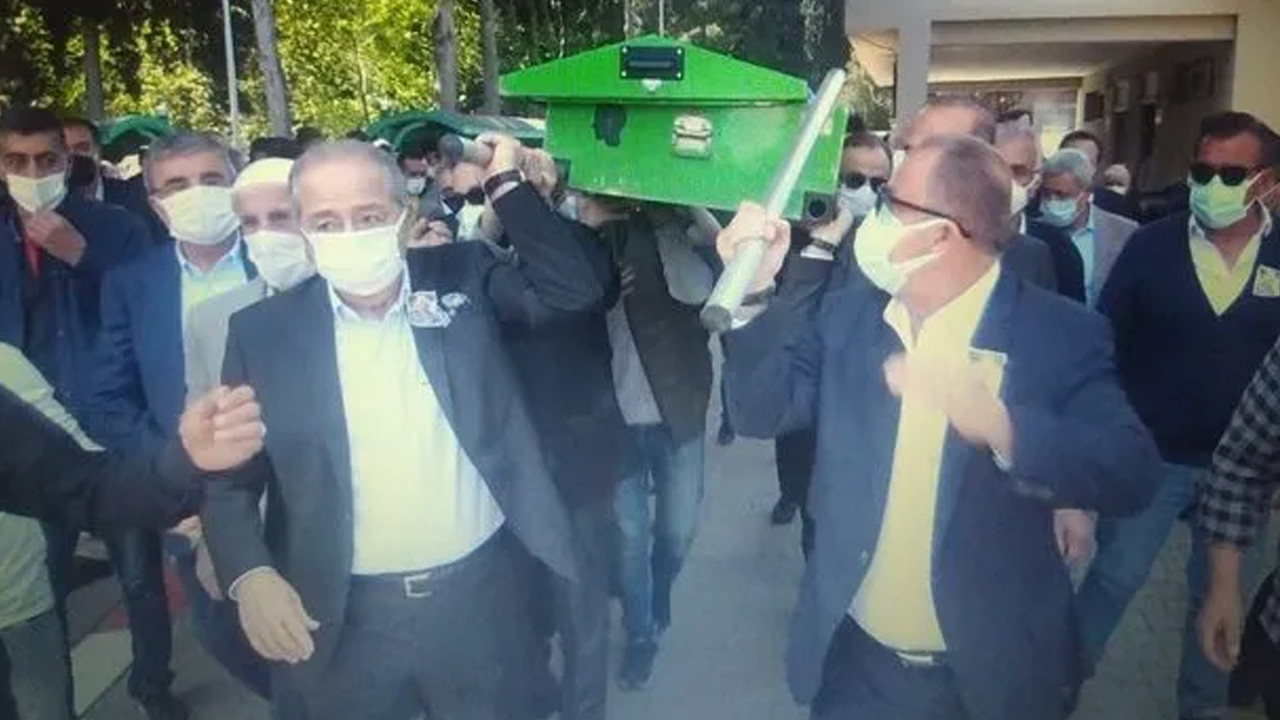 Fatih Terim'in zor anları! Taşıdığı tabutun direği elinde kaldı