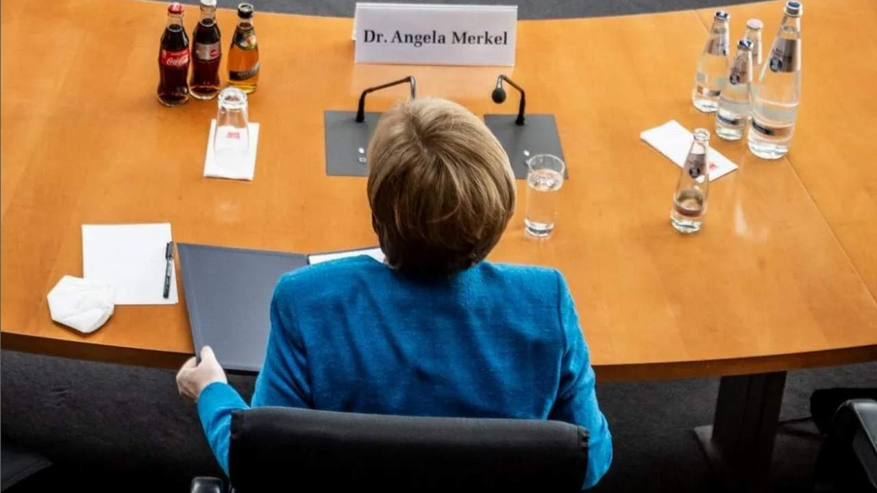Merkel, Almanya'nın en büyük skandalında ifade verdii