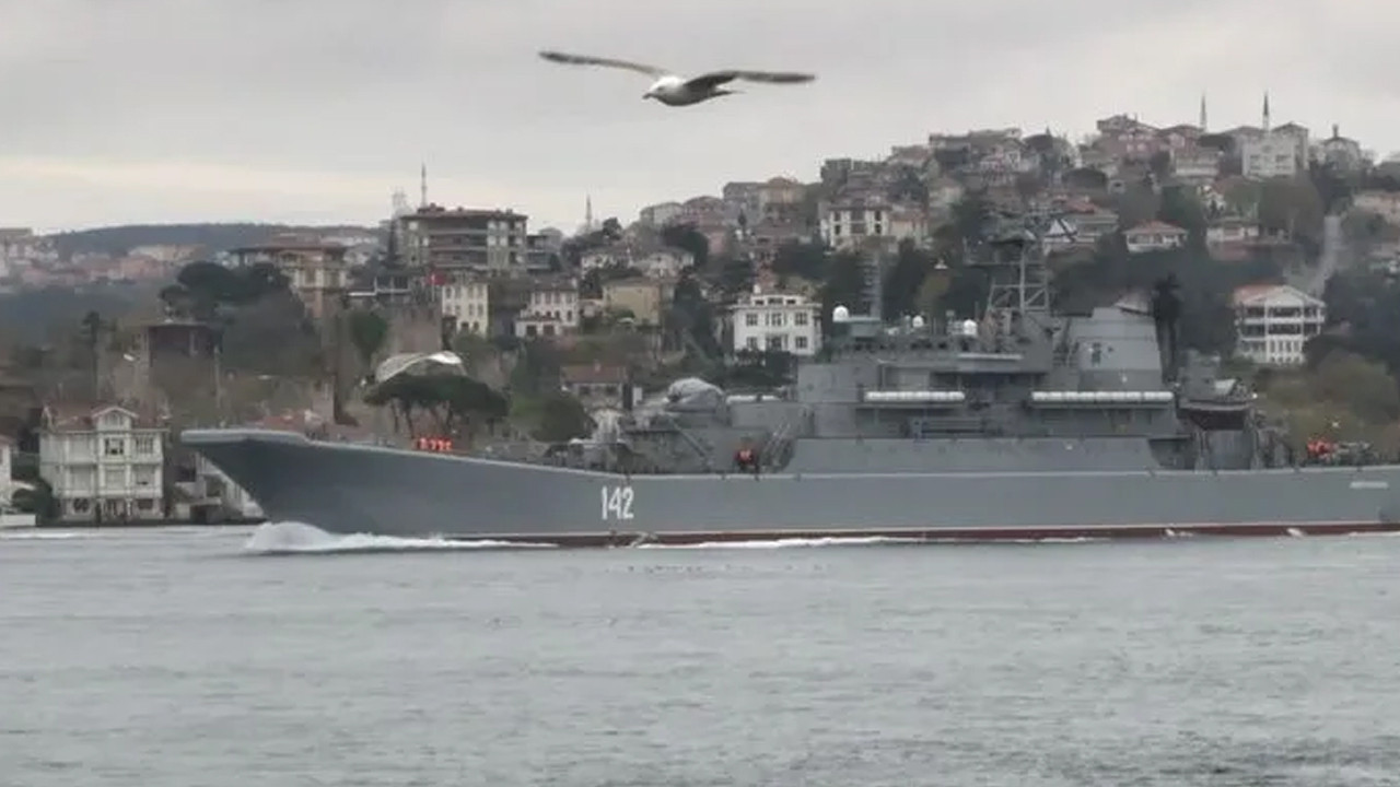 Rus savaş gemisi İstanbul Boğazı’ndan geçti