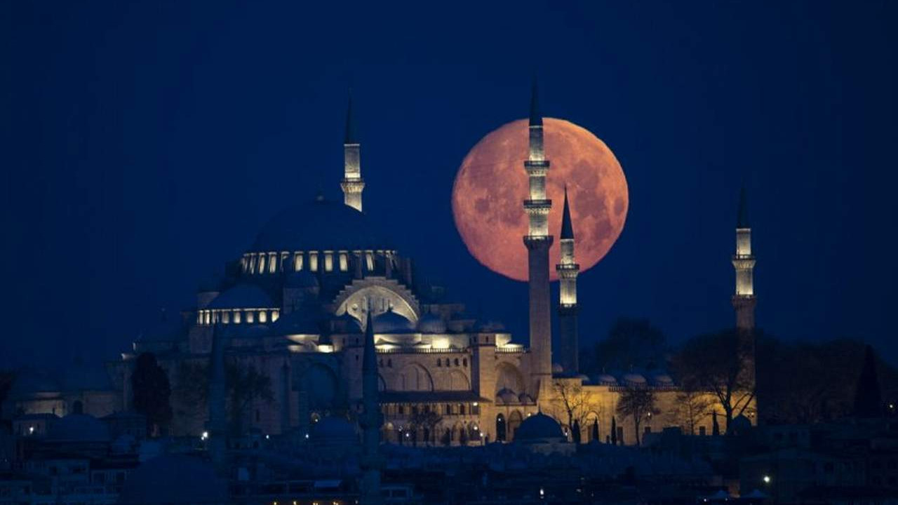 İstanbul'da milyonlar gece yarısı camlardaydı