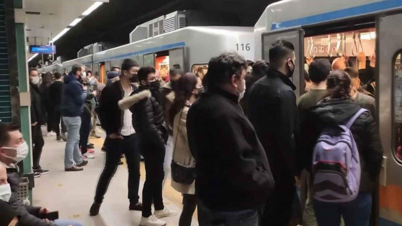 İstanbul metrosundaki arıza sosyal mesafeyi unutturdu!