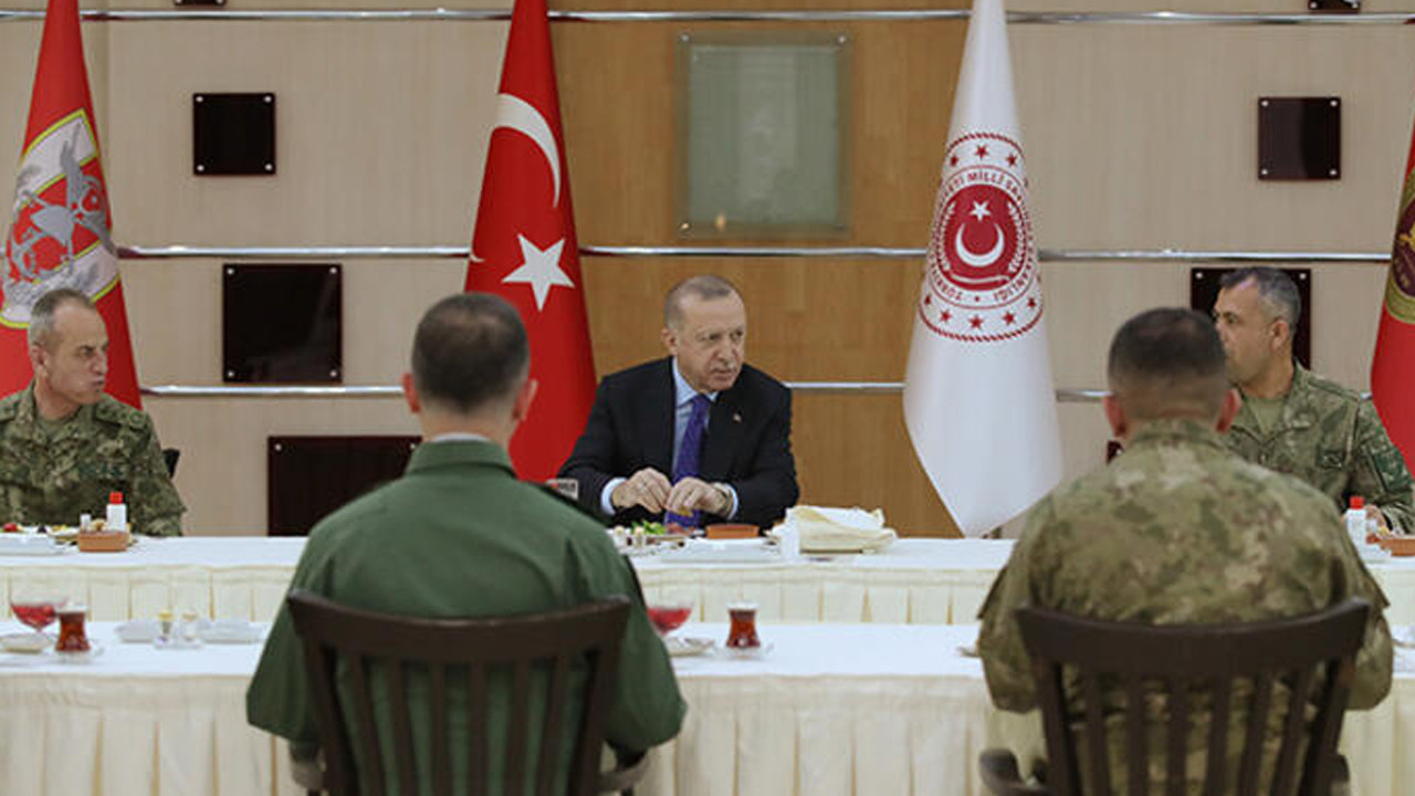 Cumhurbaşkanı Erdoğan askerlerle birlikte iftar yaptı