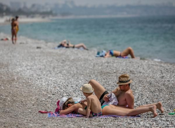 Konyaaltı sahiline turist akını - Resim: 2