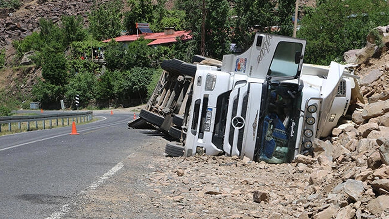 Hakkari'de TIR kazası: 1 yaralı