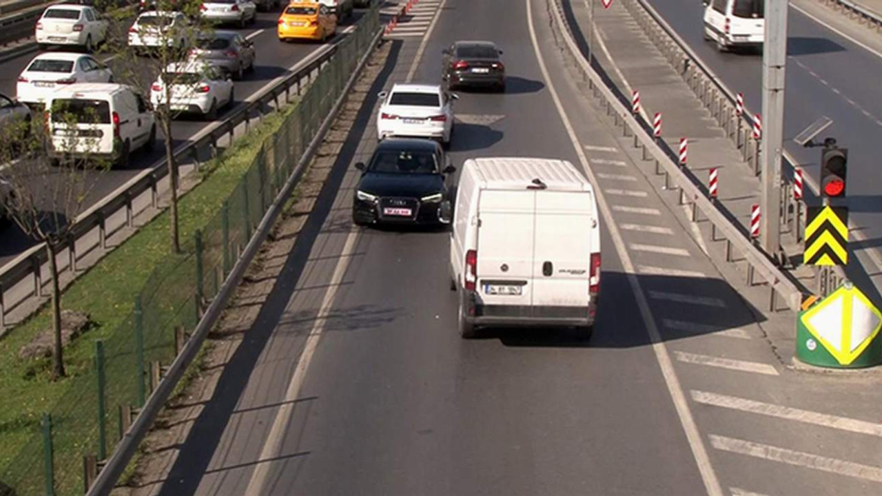 İstanbul trafiğinde ''kırmızı plakalı'' trafik magandası kamerada!