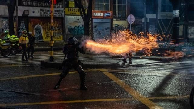 Kolombiya'da sokaklar savaşa alanına döndü - Resim: 3